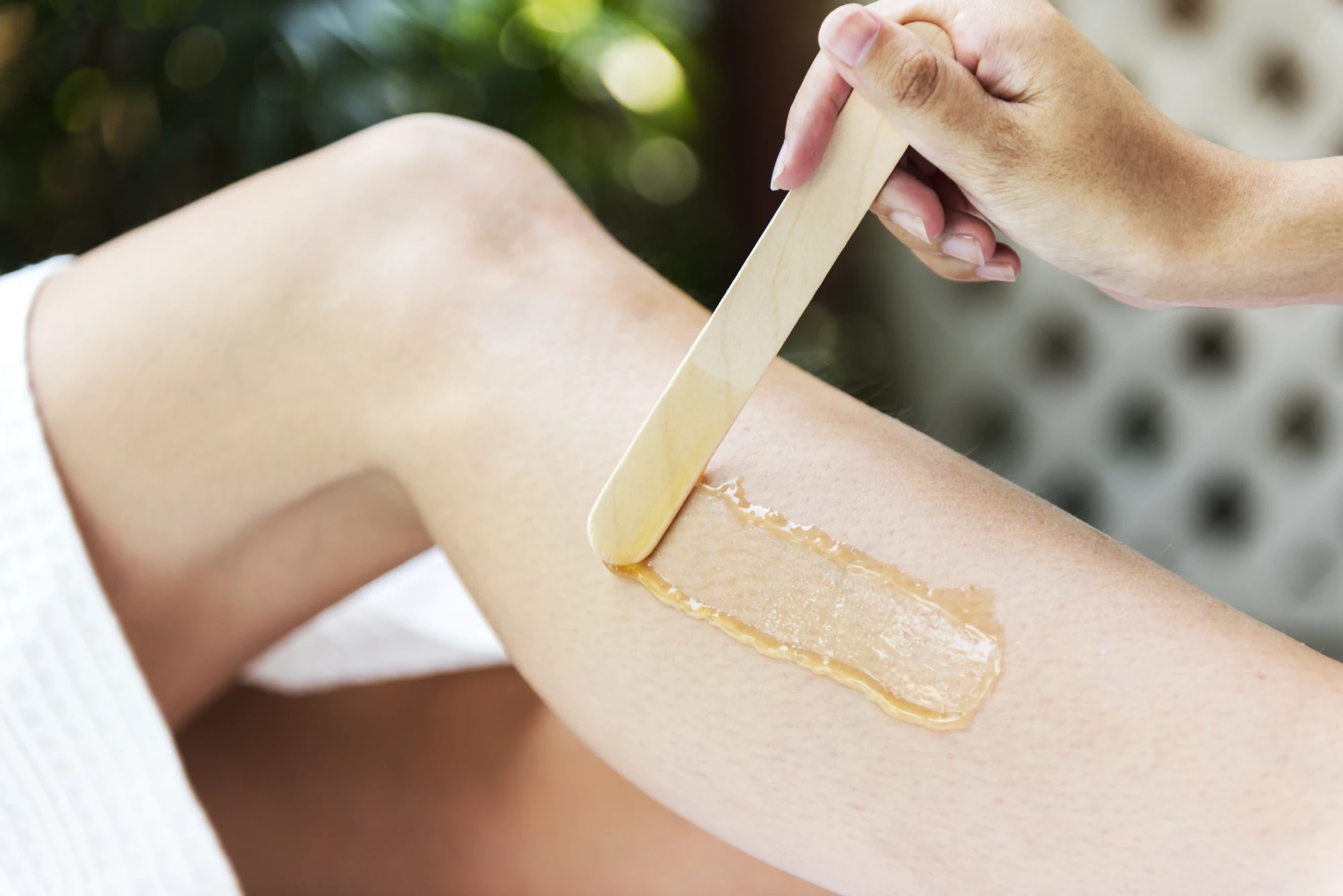 femme-avoir-jambes-cire-dans-spa